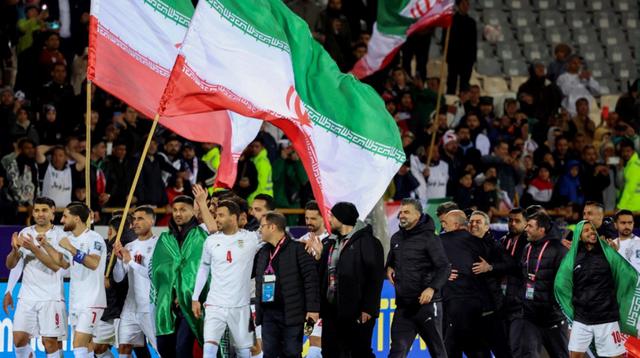 Para pemain dan tim teknis Iran merayakan kemenangan setelah pertandingan kualifikasi Piala Dunia FIFA 2026 zona Asia Grup A antara Iran dan Uzbekistan, pada 25 Maret 2025 di Teheran. (AFP)