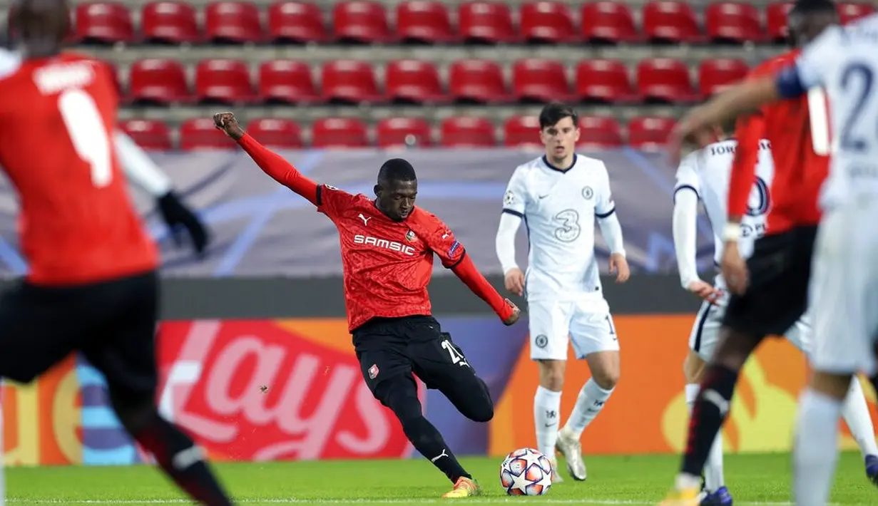 Pemain Rennes Hamari Traore melakukan tembakan saat menghadapi Chelsea pada pertandingan Grup E Liga Champions di Stadion Roazhon Park, Rennes, Prancis, Selasa (24/11/2020). Chelsea melaju ke 16 besar Liga Champions usai mengalahkan Rennes 2-1. (AP Photo/David Vincent)