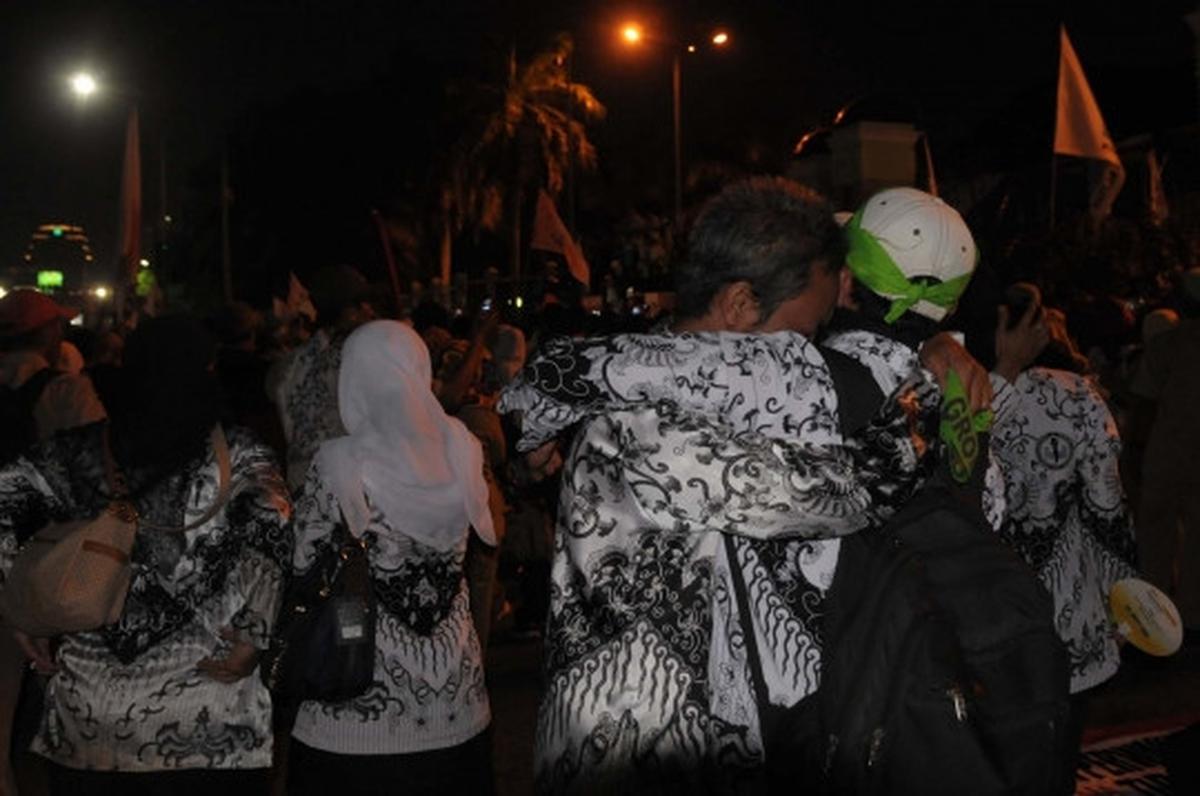 Usai seharian demo, guru honorer bersorak gembira diangkat PNS
