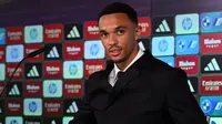 Bek asal Inggris, Trent Alexander-Arnold, memberikan konferensi pers selama presentasi resminya sebagai pemain baru Real Madrid CF, di kompleks latihan Ciudad Real Madrid di Valdebebas, di pinggiran Madrid, pada 12 Juni 2025. (JAVIER SORIANO/AFP)