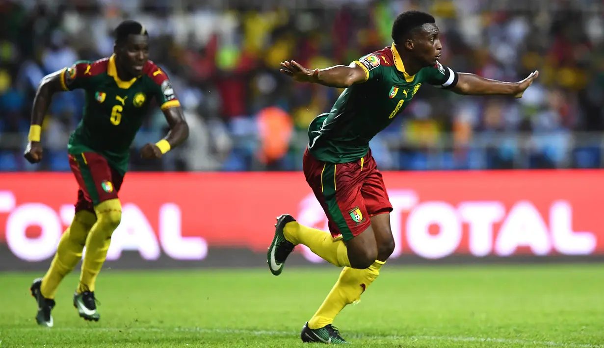 Striker Kamerun, Benjamin Moukandjo, merayakan gol yang dicetaknya ke gawang Burkina Faso. Kamerun sempat unggul 1-0 pada menit ke-35 setelah Moukandjo membobol gawang Burkina Faso. (AFP/Gabriel Bouys)