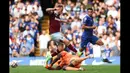 Gol Maxwell Cornet dianulir karena wasit menganggap kiper Edouard Mendy dilanggar oleh Jarrod Bowen sebelum bola jatuh ke rekan setimnya itu. (AFP/Adrian Dennis)