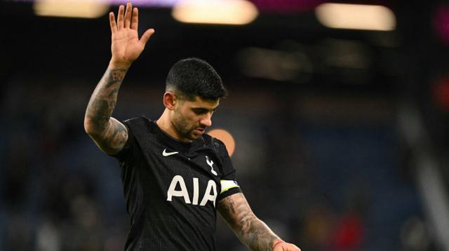 Bek Tottenham Hotspur asal Argentina bernomor punggung 17, Cristian Romero, melambaikan tangan kepada para penggemar saat meninggalkan lapangan setelah pertandingan Liga Inggris antara Burnley dan Tottenham Hotspur di Turf Moor, Burnley, Inggris barat laut pada 24 Januari 2026. Pertandingan berakhir 2-2. (Oli SCARFF/AFP)