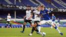 Striker Everton, Anthony Gordon, berebut bola atas dengan gelandang Salford City, Oscar Threlkeld, pada laga Piala Inggris di Stadion Goodison Park, Kamis (17/9/2020) dini hari WIB. Everton menang 3-0 atas Salford City. (AFP/Jon Super/pool)