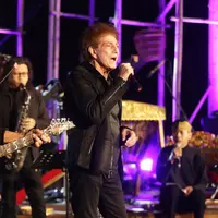 Berkolaborasi dengan Blue Fire Project, duo pentolan God Bless bawa spirit musik tanpa teritori di Jazz Gunung Bromo 2022. (Bambang E Ros/Fimela.com)