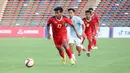 <p>Striker Timnas Indonesia U-22, Irfan Jauhari menguasai bola saat menghadapi Myanmar pada laga kedua Grup A SEA Games 2023 di Olympic Stadium, Phnom Penh, Kamboja, Kamis (4/5/2023). (Bola.com/Abdul Aziz)</p>
