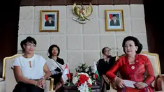 Istri Presiden Madagaskar, Voahangy Rajaonarimampianina melakukan kunjungan ke DPD RI, Komplek Parlemen Senayan, Jakarta, Rabu (22/4/2015). Voahangy Rajaonarimampianina bertemu dengan Wakil Ketua DPD RI GKR Hemas. (Liputan6.com/Andrian M Tunay)