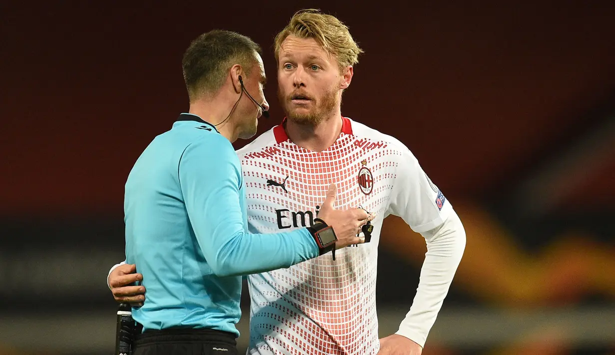 Simon Kjaer menjelma sebagai bek tangguh usai didatangkan AC Milan pada bursa transfer musim dingin 2020 lalu. Dibeli dengan status pinjaman, Kjaer akhirnya dipermanenkan pada bursa transfer musim panas lalu. Sampai saat ini, ia telah mencatatkan 72 penampilan bersama Rossoneri. (AFP/Oli Scarff)