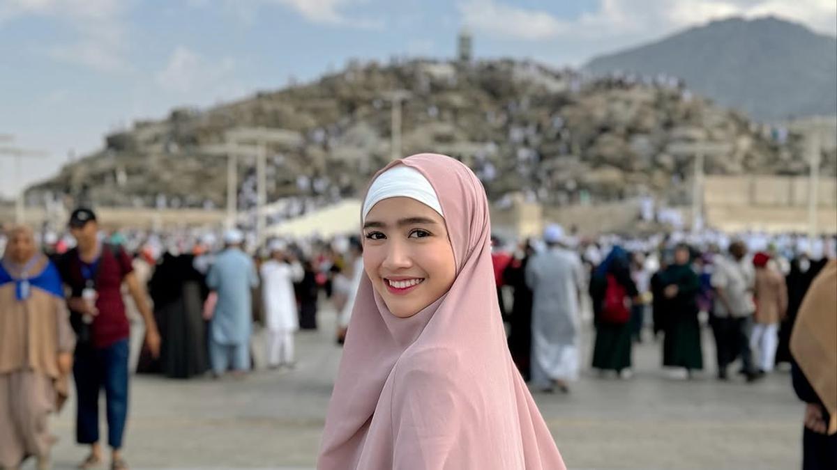Gaya Manis nan Santun Febby Rastanty Nostalgia Saat Umroh, Jinjing Tas Chanel Rp99 Jutaan