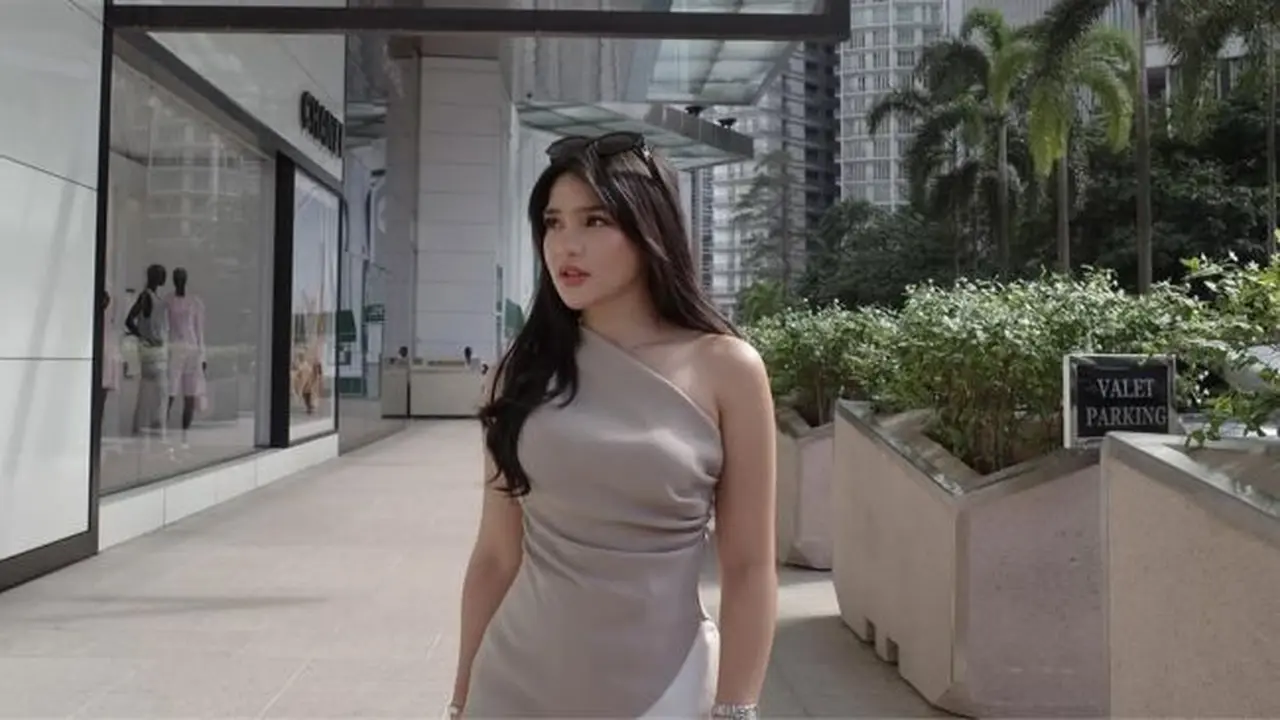 Potret Cantik Davina Karamoy di Malaysia. (instagram/davinaakaramoy)
