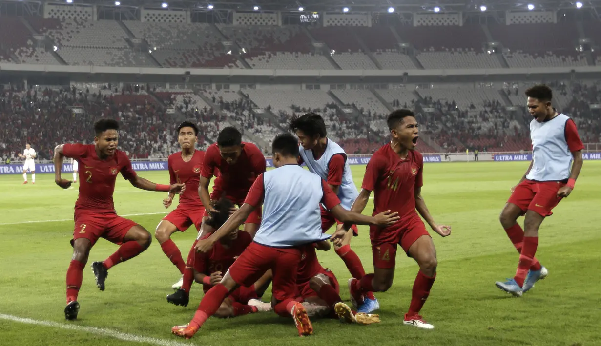 Pemain Timnas Indonesia U-19 merayakan gol yang dicetak Bagus Alfikri pada laga Kualifikasi AFC U-19 2020 di Stadion GBK, Jakarta, Minggu (10/11). Indonesia U-19 berhasil menahan imbang 1-1 DPR Korea. (Bola.com/Yoppy Renato)