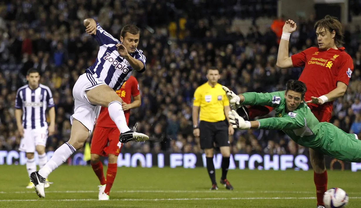 Gabriel Tamas. Bek tengah Rumania berusia 38 tahun yang sejak awal musim 2022/2023 memperkuat Petrolul di Liga Rumania ini tercatat pernah bermain di Liga Inggris bersama West Bromwich Albion selama 4 musim mulai 2009/2010 hingga 2012/2013. Setelah itu ia juga sempat membela Watford dan Cardiff City. (AFP/Ian Kington)