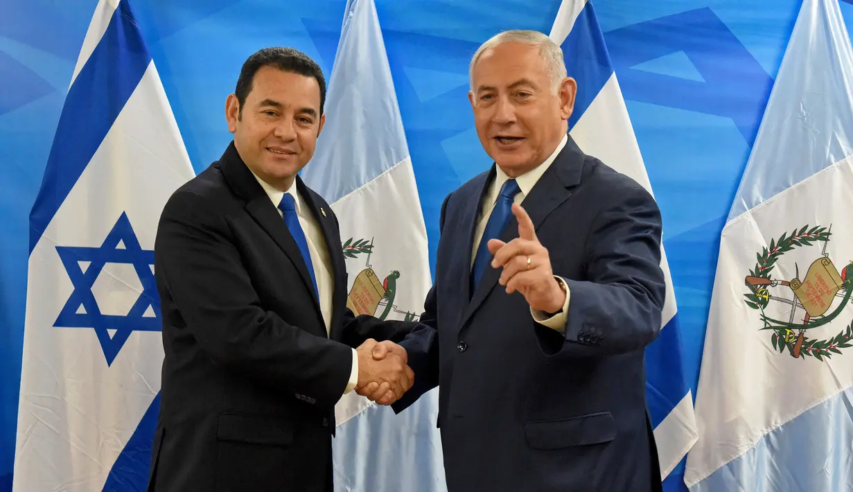 Presiden Guatemala Jimmy Morales (kiri) foto bersama PM Israel Benjamin Netanyahu di Yerusalem, Rabu (16/5). Langkah Guatemala memindahkan Kedubesnya ke Yerusalem dilakukan dua hari setelah AS melakukan hal serupa. (Debbie Hill/Pool Photo via AP)