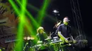  Penampilan Owl City serta band pengiringnya  dalam konser bertajuk 'Owl City Indonesian Tour 2015', di Rolling Stone Cafe, Jakarta, Senin (11/5/2015). Ini merupakan kedatangan ke-3 Owl City ke Indonesia.(Liputan6.com/Panji Diksana)