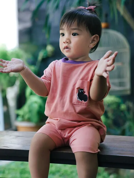 Potret menggemaskan Amala Puti Sabai Akbar yang lahir pada Agustus 2022 lalu. Amala terlihat semakin cantik dan menggemaskan dalam berbagai outfit toddler yang super cute!  [Instagram/_irishbella_]