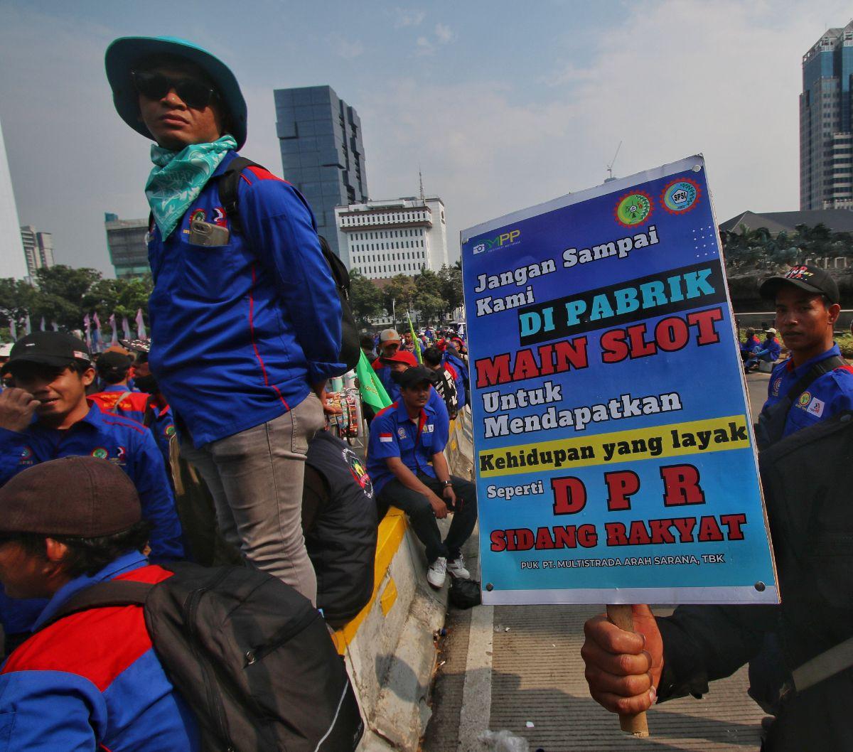 Massa buruh juga akan melakukan aksi long march dari Patung Kuda menuju Gedung<br>Mahkamah Konstitusi (MK).