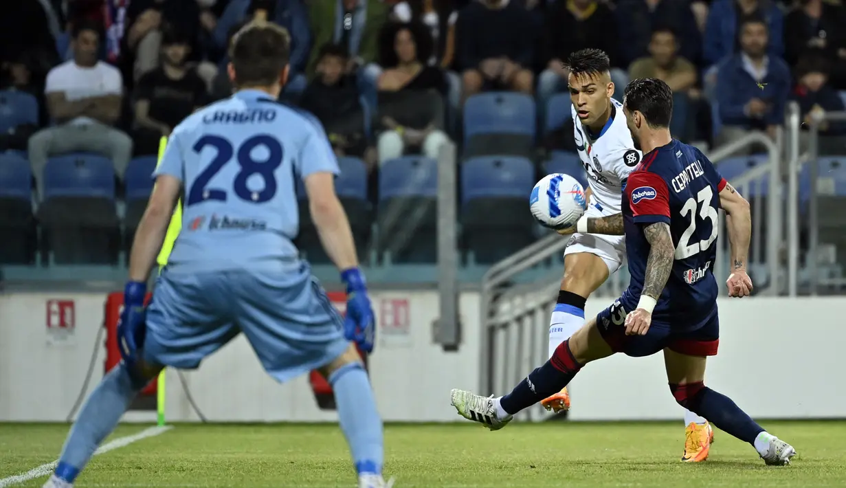 Pemain Inter Milan Lautaro Martinez (kedua kanan) berebut bola dengan pemain Cagliari Luca Ceppitelli pada pertandingan sepak bola Liga Italia di Sardegna Arena, Cagliari, Italia, 15 Mei 2022. Inter Milan menang 3-1. (Alberto PIZZOLI/AFP)