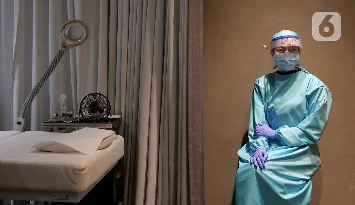 dr. Maria Fransisca Liu berpose seusai melakukan perawatan wajah ke pasien di klinik kecantikan ERHA, Jakarta, Jumat (19/06/2020). Perawatan wajah dengan protokol kesehatan tetap menjadi prioritas klinik kecantikan di era new normal saat pandemi COVID-19. (Liputan6.com/Herman Zakharia)