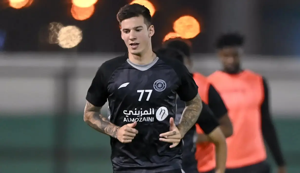 Santi Mina. Striker Spanyol berusia 27 tahun ini baru saja bergabung dengan Al-Shabab pada awal musim 2022/2023 setelah meninggalkan Celta Vigo dengan status pinjaman selama satu tahun. Bersama Al-Shabab musim ini ia telah tampil dalam 8 laga dengan torehan 2 gol dan 3 assist. (al-shabab fc)