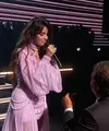 Camila Cabello sukses membuat suasana Grammy Awards ke-62 menjadi syahdu. Tampil anggun dengan gaun pinknya, ia mempersembahkan lagunya yang berjudul ‘First Man’ untuk laki-laki yang paling dicintainya, yakni sang ayah, Alejandro. (Instagram/camila_cabello)