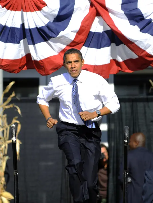 Kandidat presiden Demokrat AS Senator Illinois Barack Obama berjalan saat dia tiba di sebuah kampanye pemilihan di Western Gateway Park di Des Moines, Iowa, pada tanggal 31 Oktober 2008. (AFP Photo/Emmanuel Dunand)
