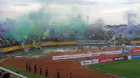 Pelanggaran dilakukan suporter Sriwijaya FC yaitu menyalakan Smoke Boom dan Flare saat melawan Bhayangkara FC di Stasiun Gelora Jakabaring (Liputan6.com / Nefri Inge)
