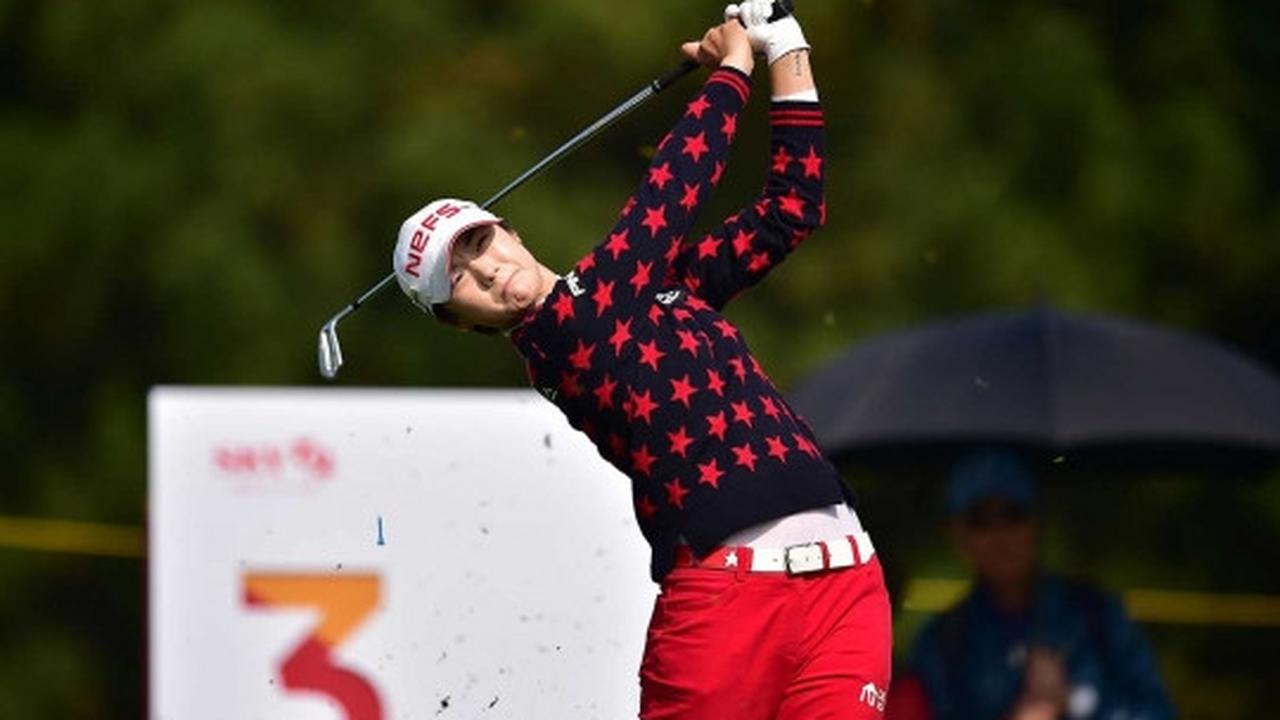 Aksi pegolf cantik di kejuaraan LPGA KEB Hana Bank