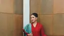 Jessica Mila tampil mengenakan kebaya merah dipadukan kain ulos yang menjadi selendang hingga bawahan kainnya. [@jscmila]