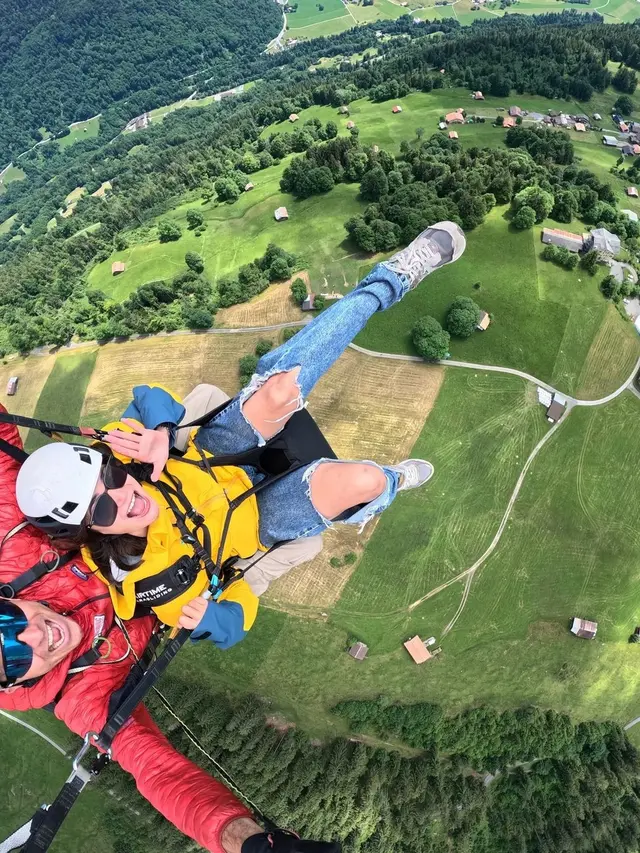 7 Potret Sabai Morscheck Naik Paragliding Bareng Anak di Swiss
