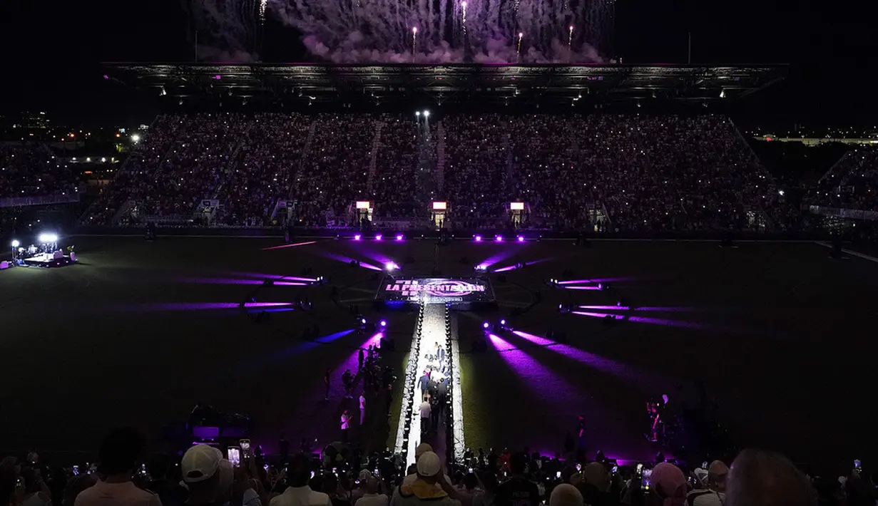 <p>Acara penyambutan Messi dirancang meriah. Tidak hanya dihadiri fans saja, kehadiran Messi juga disambut oleh dua tokoh olahraga ternama asal Amerika Serikat, Tom Brady dan Stephen Curry. Brady merupakan ledenda NFL dan Curry adalah bintang NBA. (AP Photo/Marta Lavandier)</p>