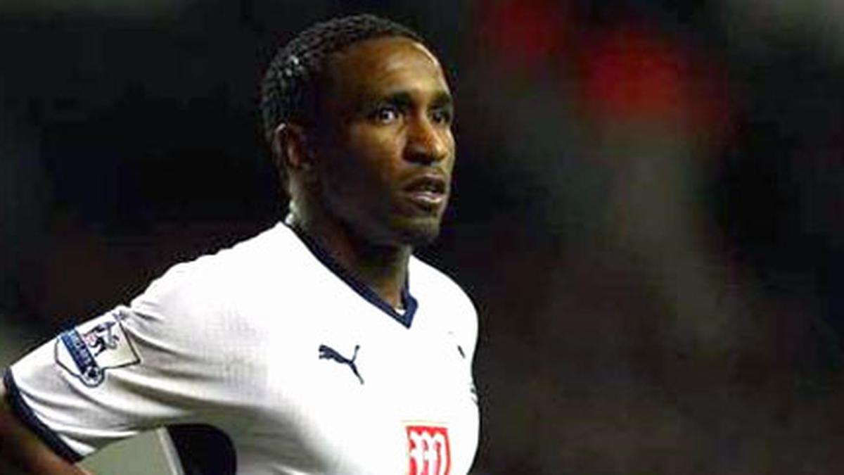 Kembali Ngebut, Defoe Didenda