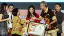 Wakil Pemimpin Redaksi (Wapemred) SCTV, Endah Saptorini memberikan penghargaan kepada Gubernur Jawa Tengah Ganjar Pranowo usai mengisi acara talkshow EMTEK Goes To Campus (EGTC) 2017 di Universitas Negeri Semarang, Kamis (6/4). (Liputan6.com/Yoppy Renato)