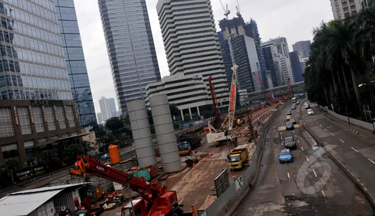 Kamis (19/2/2015), arus lalulintas di kawasan Jalan Sudirman-MH Thamrin, Jakarta, tampak lancar. Perayaan Tahun Baru Imlek ke 25566 membuat sejumlah ruas jalan ibukota yang biasanya macet dan padat kendaraan kini tampak sepi. (Liputan6.com/Johan Tallo)