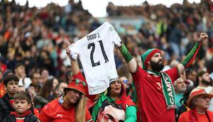 Suporter Portugal mengangkat jersey bertuliskan mendiang Diogo Jota saat menyaksikan laga Grup F Kualifikasi Piala Dunia 2026 antara Portugal melawan Armenia di Dragao Stadium, Porto, Minggu (16/11/2025) waktu setempat. (AP Photo/Luis Vieira)