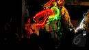 Salah satu atraksi barongsai naga saat malam perayaan Cap Go Meh di Bogor, Jawa Barat, Kamis (5/3/2015). Malam perayaan Cap Go Meh di Kota Bogor berlangsung meriah. (Liputan6.com/Helmi Fithriansyah)