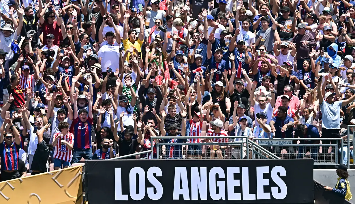 Suporter saat pertandingan PSG melawan Atletico Madrid dalam laga pembuka Grup B Piala Dunia Antarklub 2025 di Stadion Rose Bowl, Pasadena, Senin (16/6/2025) dini hari WIB. (Photo by Frederic J. Brown / AFP)