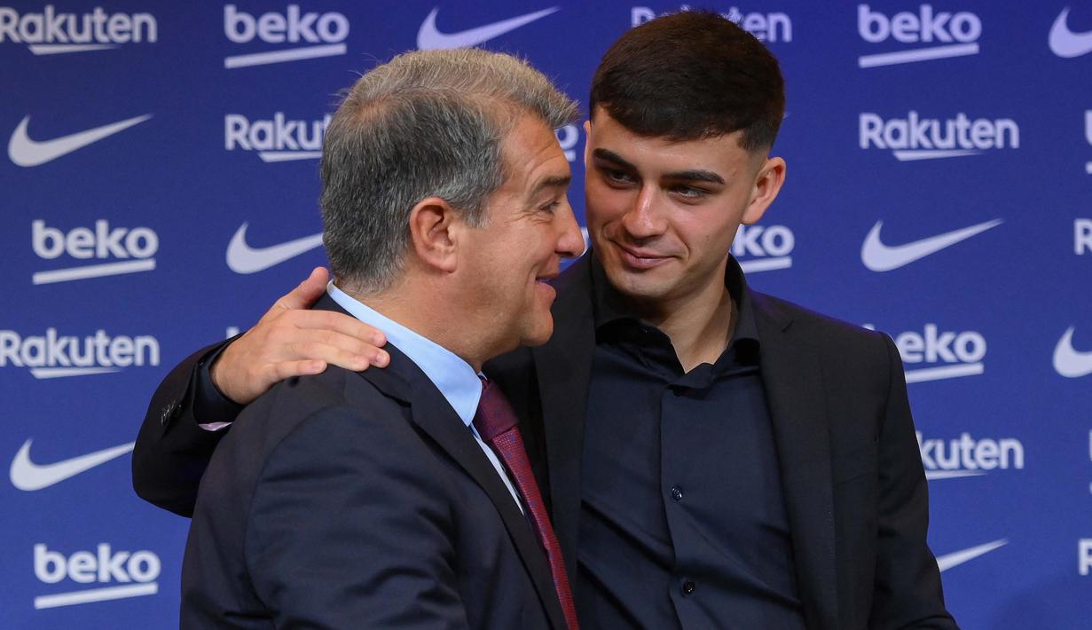 Pedri sendiri menyambut gembira kontrak barunya di Barcelona. Dia menyebut klausul kontraknya sama sekali bukan beban, melainkan kepercayaan yang diberikan Blaugrana kepadanya. (AFP/Lluis Gene)