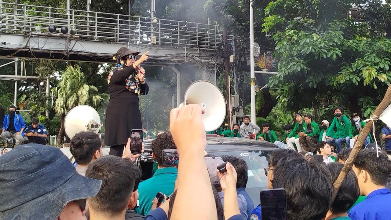 Emak-Emak Bakar Semangat Mahasiswa: Hari Ini Indonesia Gelap Gulita
