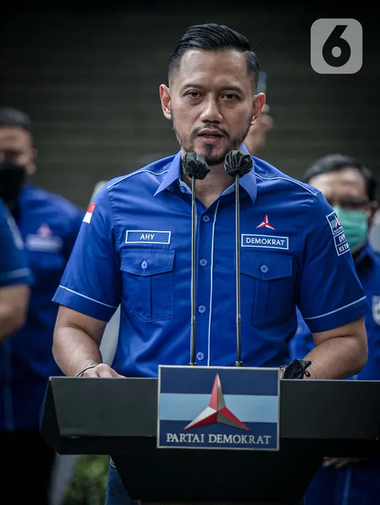 Ketum Partai Demokrat Agus Harimurti Yudhoyono (AHY) saat menanggapi ditolaknya hasil KLB Demokrat di Deli Serdang, di DPP Demokrat, Jakarta, Rabu (31/3/2021). AHY juga meminta kader partainya untuk tak euforia berlebihan, meski kepengurusan kubu Moeldoko telah ditolak. (Liputan6.com/Faizal Fanani)