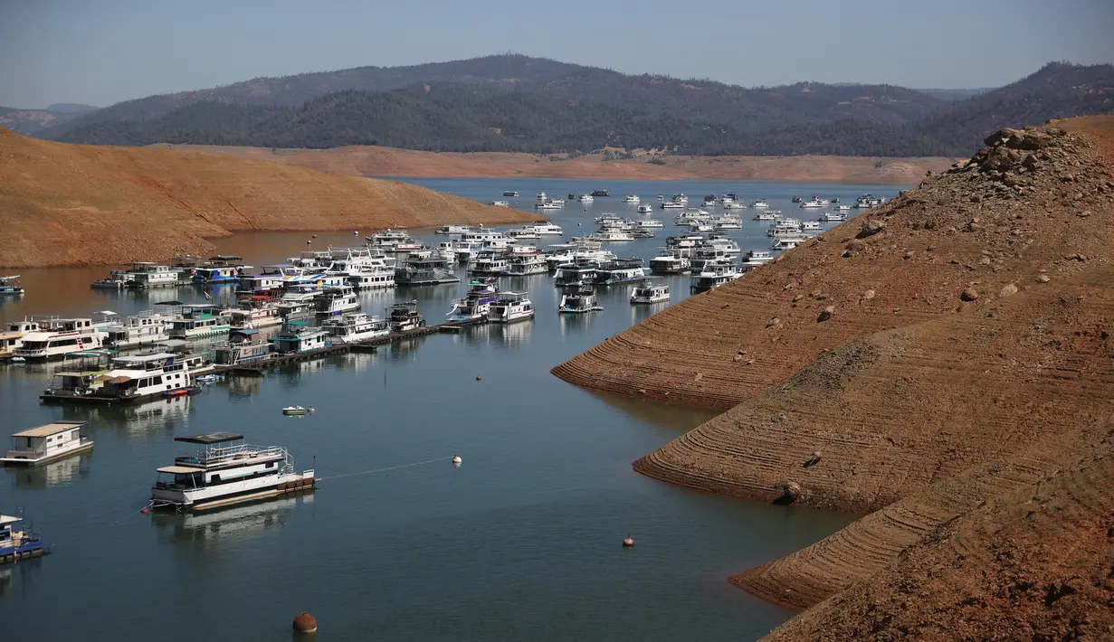 Rumah perahu yang masih tersisa di tengah penyusutan volume air waduk Danau Oroville di Bidwell Canyon Marina, California (1/6/2021). (AFP/Justin Sullivan)