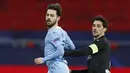 Gelandang Manchester City, Bernardo Silva berebut bola dengan gelandang Borussia Monchengladbach, Lars Stindl pada leg kedua babak 16 besar Liga Champions di Puskas Arena, Rabu (17/3/2021) dini hari WIB. Manchester City menang 2-0 atas Borussia Moenchengladbach. (AP Photo/Laszlo Balogh)