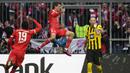 <p>Pemain Bayern Munchen, Thomas Muller (tengah) melakukan selebrasi setelah mencetak gol ke gawang Borussia Dortmund pada laga pekan ke-26 Liga Jerman 2022/2023 di Allianz Arena, Munchen, Jerman, Minggu (02/04/2023) WIB. Die Roten menang dengan skor 4-2.&nbsp;(AP Photo/Matthias Schrader)</p>