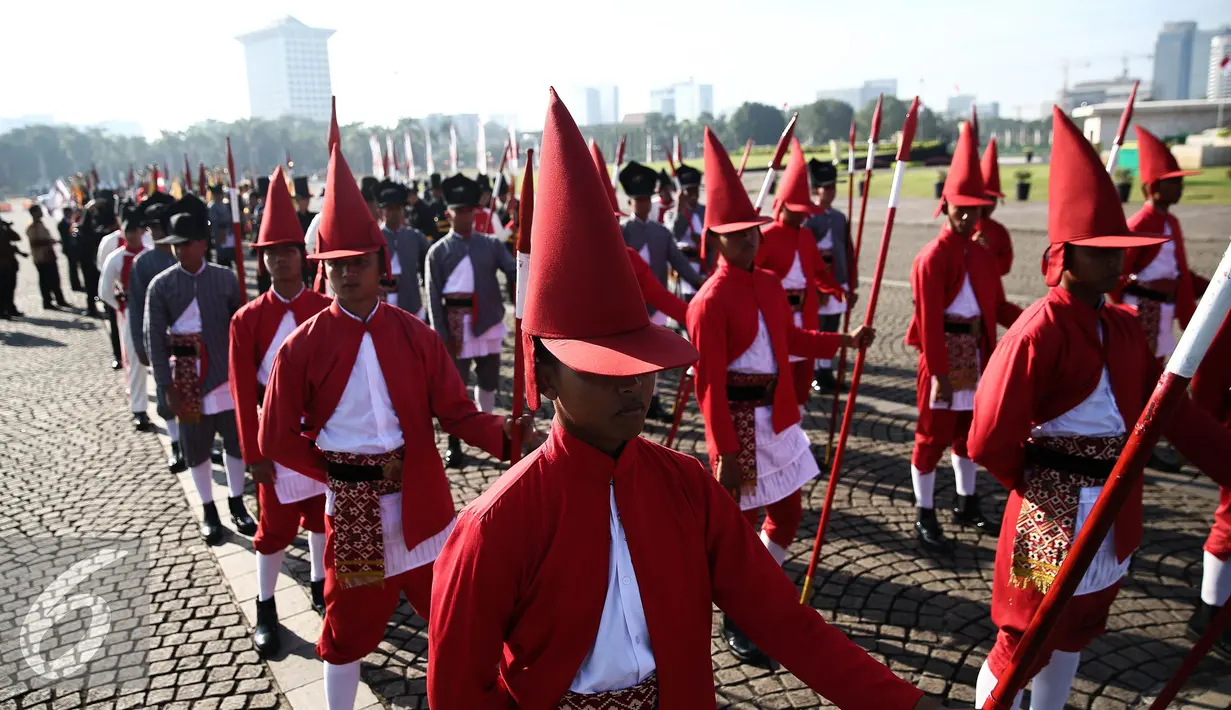 Pasukan keraton ikut mengiring pembawa duplikat bendera pusaka dari Monumen Nasional menuju Istana di Jakarta, Rabu (17/8). Kegiatan tersebut dalam rangka memperingati HUT RI ke-71. (Liputan6.com/Faizal Fanani)