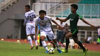 Timnas Indonesia U-19 saat menjalani uji coba bersus Tira Persikabo di Stadion Pakansari, Cibinong, Kabupaten Bogor, Sabtu (12/10/2019). (Bola.com/Permana Kusumadijaya)