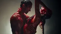 Adam Levine dan Behati Prinsloo dengan sukarela tampil telanjang di video-klip terbaru Maroon5, Animals.