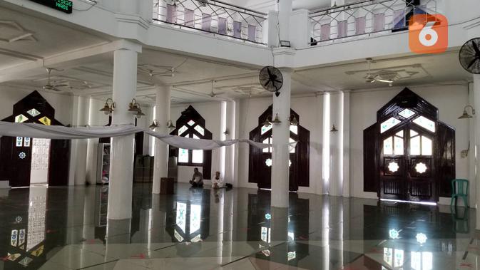 Ramadan di tengah pandemi membuat Masjid Almaarif Tarakan sepi dari jemaah. (Foto: Liputan6.com/ Siti Hardiani)
