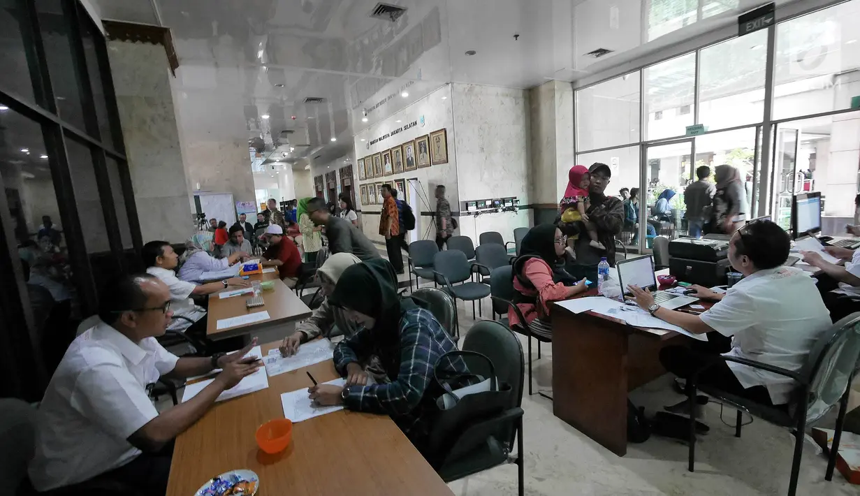 Suasana pendaftaran program rumah DP 0 rupiah di Kantor Wali Kota Jakarta Selatan, Kamis (1/11). Pemohon hanya perlu membawa KTP (pemohon dan pasangan), NPWP, formulir permohonan yang didapat di loket, dan materai Rp 6.000. (Liputan6.com/Herman Zakharia)