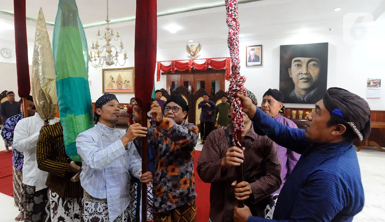 Pemerintah Kabupaten Trenggalek menggelar jamasan tujuh pusaka menjelang puncak peringatan HUT ke-829 Trenggalek. (merdeka.com/Arie Basuki)