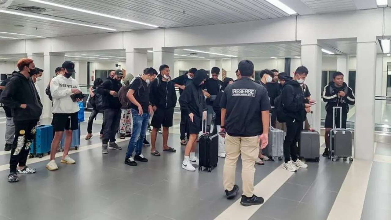 Para WNI dari Kamboja telah tiba di Bandara Internasional Soekarno-Hatta (KBRI Phnom Penh)