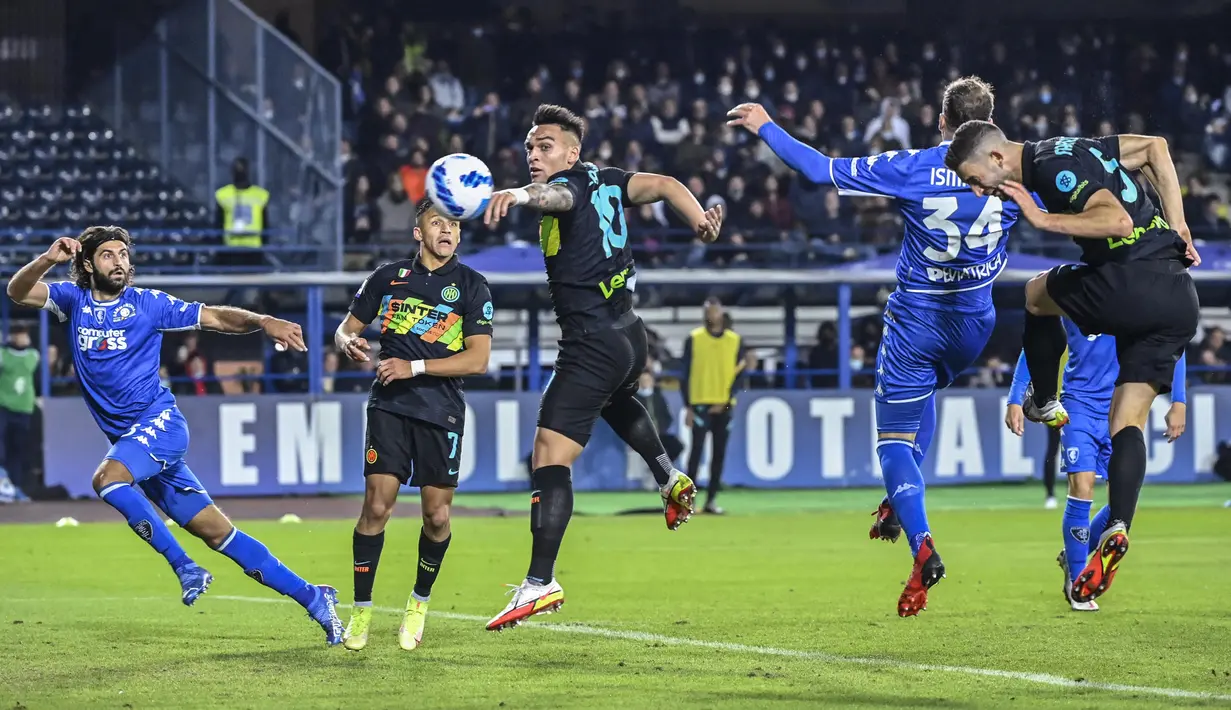Inter sempat mencetak gol lagi pada menit ke-74. Namun, wasit kembali menganulir gol ini karena Roberto Gagliardini menyentuh bola menggunakan lengannya. Skor 2-0 untuk kemenangan Inter pun menjadi hasil akhir dari laga ini. (AFP/Alberto Pizzoli)